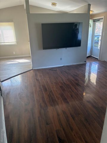 422 Kuhn Street, Pontiac, MI 48342