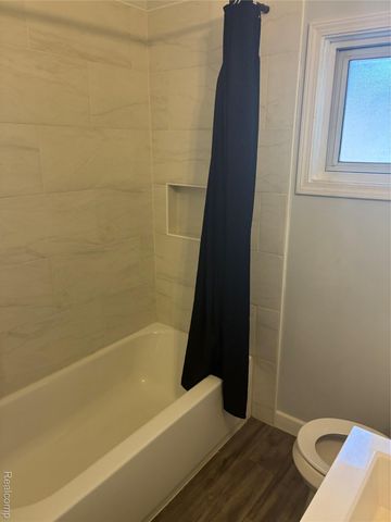 422 Kuhn Street, Pontiac, MI 48342