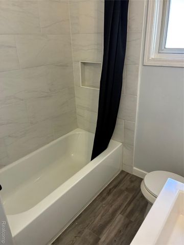 422 Kuhn Street, Pontiac, MI 48342