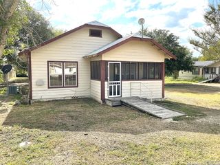 303 milam, Pettus, TX 78146