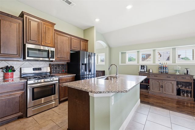1068 English Oak Drive, Burleson, TX 76028