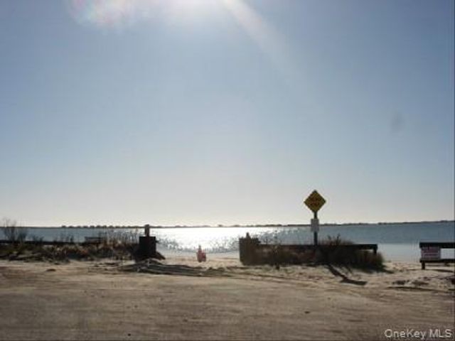 17 Whiting Road, East Quogue, NY 11942