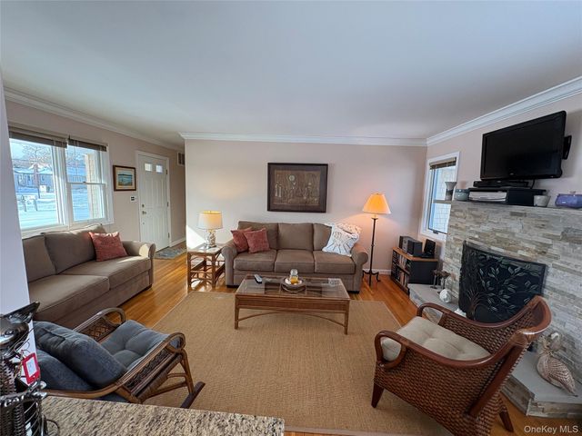 17 Whiting Road, East Quogue, NY 11942