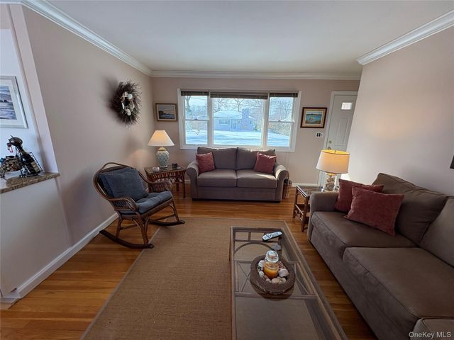 17 Whiting Road, East Quogue, NY 11942