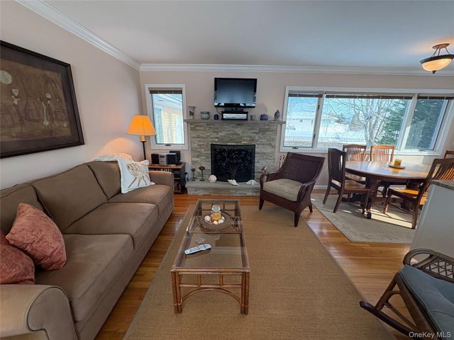 17 Whiting Road, East Quogue, NY 11942