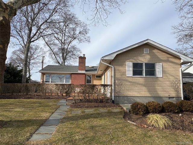 17 Whiting Road, East Quogue, NY 11942