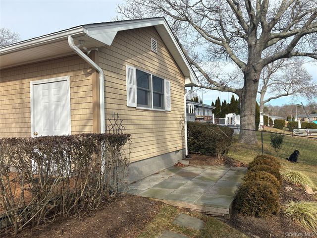 17 Whiting Road, East Quogue, NY 11942
