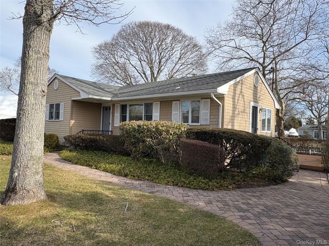 17 Whiting Road, East Quogue, NY 11942