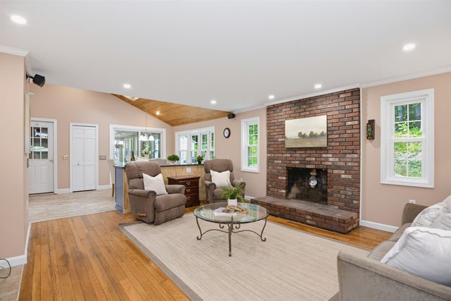 17 Olde English Road, Bedford, NH 03110