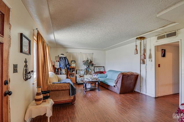 2055 Potomac Avenue, Bakersfield, CA 93307