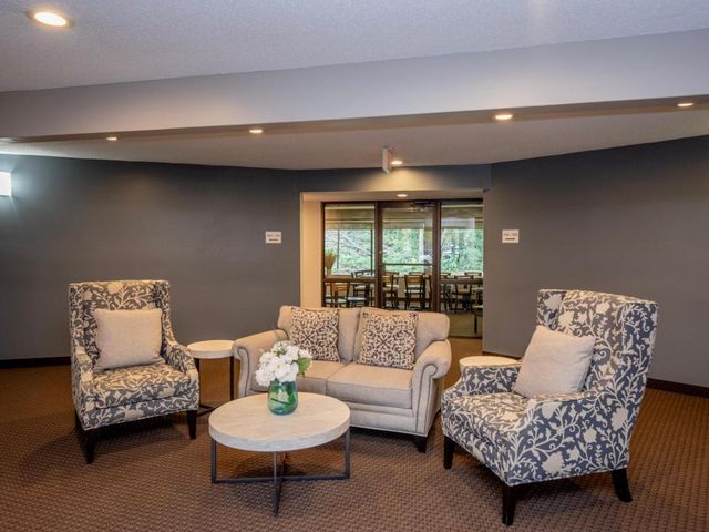 7401 W 101st Street 111, Bloomington, MN 55438