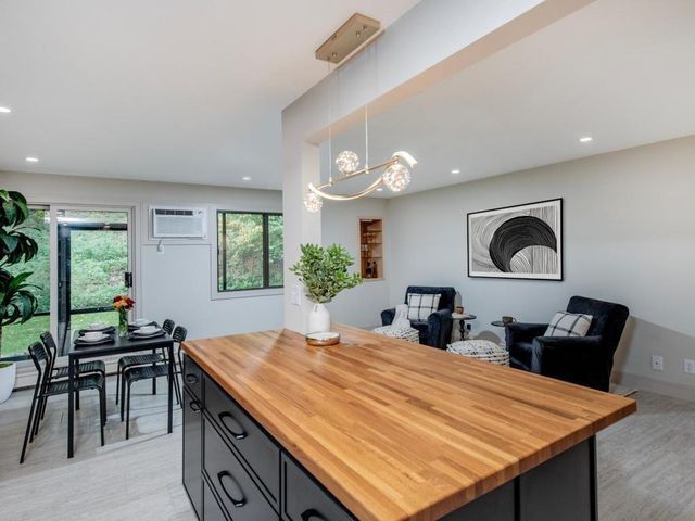 7401 W 101st Street 111, Bloomington, MN 55438