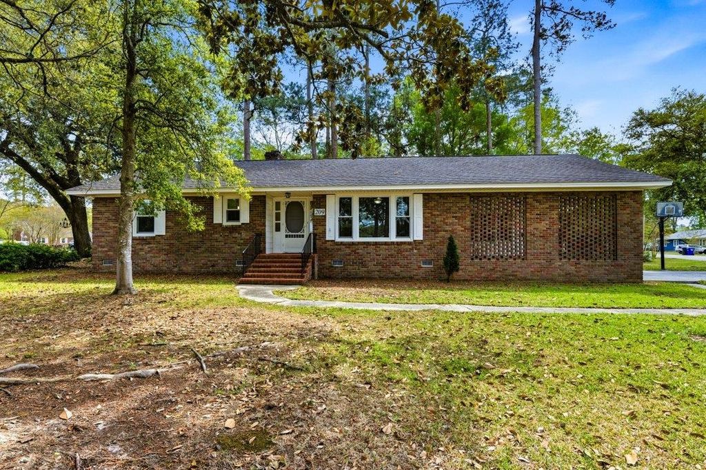 209 Sherwood Dr., Conway, SC 29526
