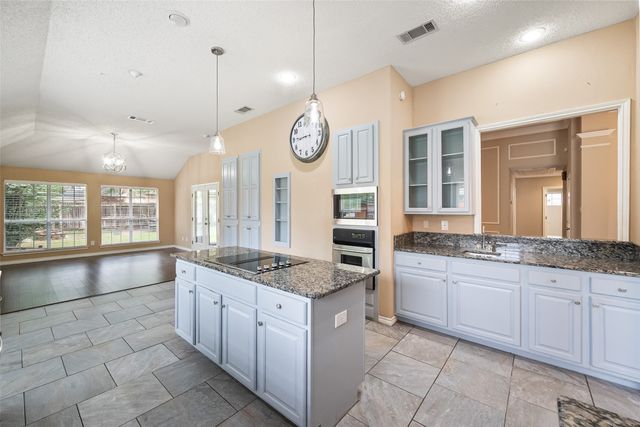 6101 Fox Hunt Drive, Arlington, TX 76001