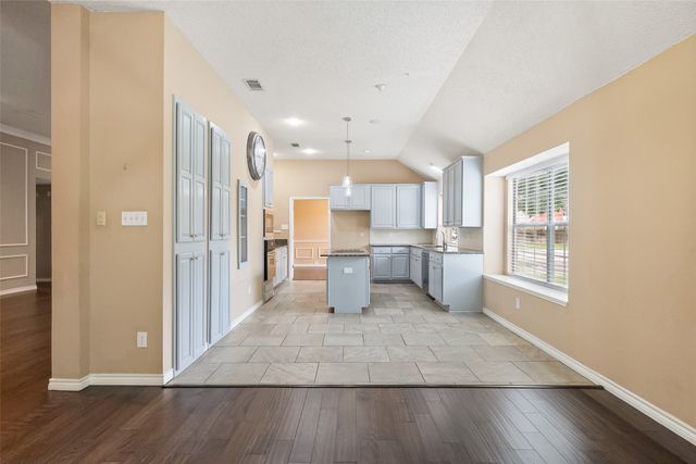 6101 Fox Hunt Drive, Arlington, TX 76001