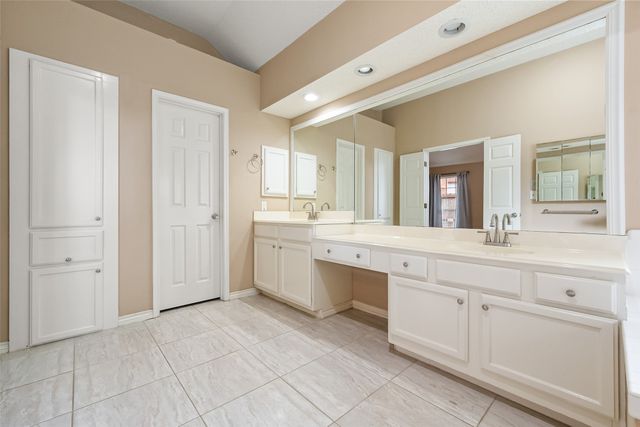 6101 Fox Hunt Drive, Arlington, TX 76001