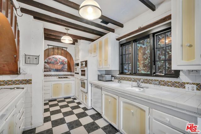 1570 Sanborn Avenue, Los Angeles, CA 90027