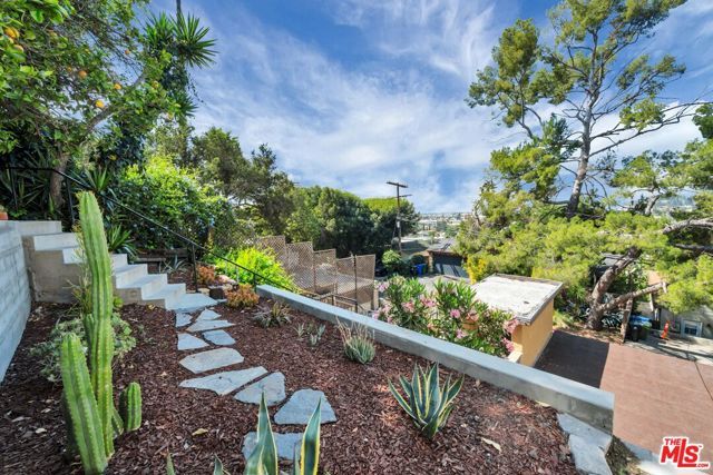 1570 Sanborn Avenue, Los Angeles, CA 90027