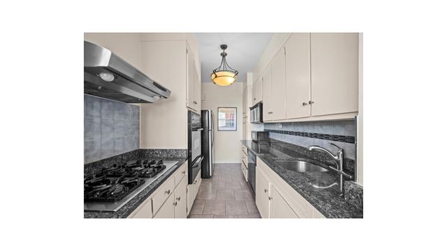 555 Kappock St Apt 2T, New York City, NY 10463