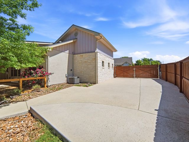 1922 Weston Loop, Kerrville, TX 78028