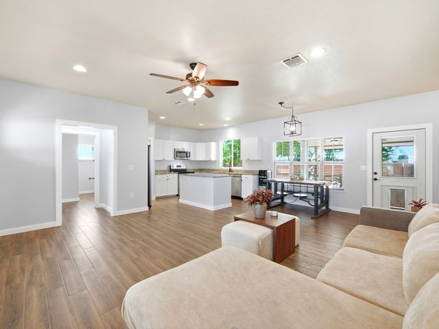 1922 Weston Loop, Kerrville, TX 78028