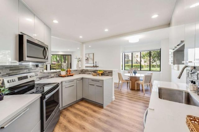 540 Shorebird Circle 21106, Redwood City, CA 94065