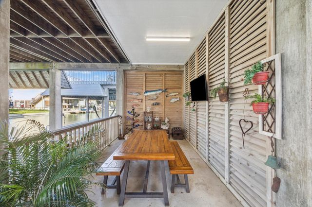 422 Windward Way, Tiki Island, TX 77554