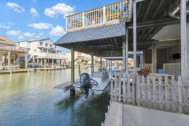 422 Windward Way, Tiki Island, TX 77554