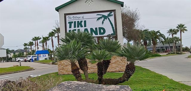 422 Windward Way, Tiki Island, TX 77554