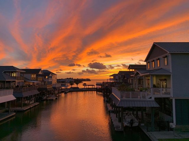 422 Windward Way, Tiki Island, TX 77554