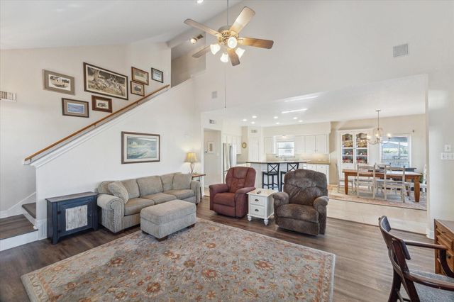 422 Windward Way, Tiki Island, TX 77554