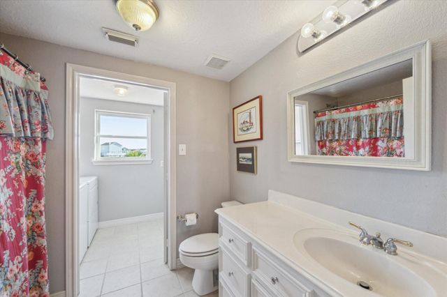 422 Windward Way, Tiki Island, TX 77554