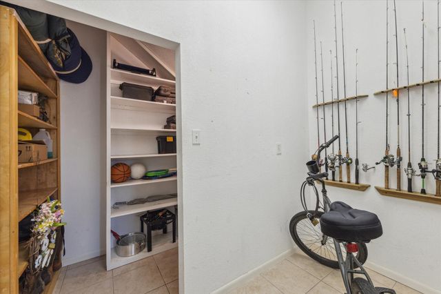 422 Windward Way, Tiki Island, TX 77554