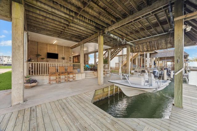 422 Windward Way, Tiki Island, TX 77554