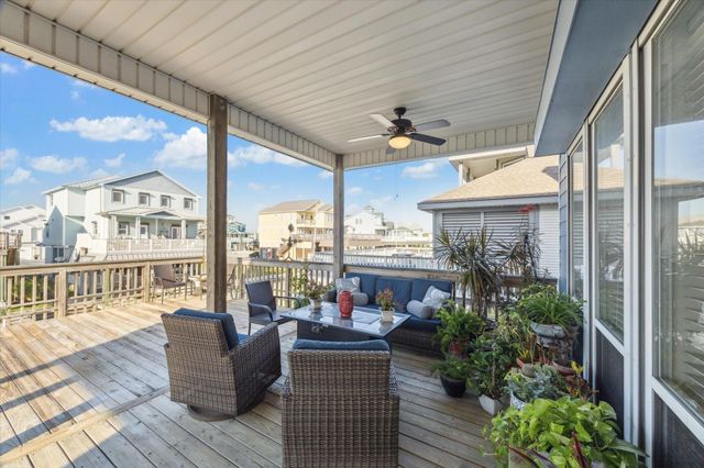 422 Windward Way, Tiki Island, TX 77554