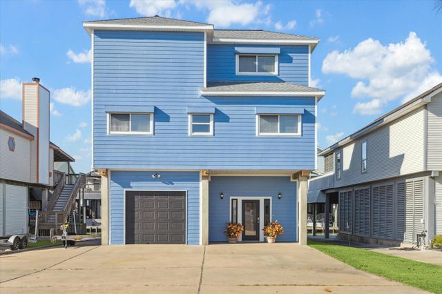 422 Windward Way, Tiki Island, TX 77554