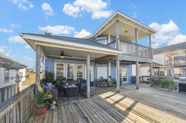 422 Windward Way, Tiki Island, TX 77554