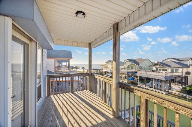 422 Windward Way, Tiki Island, TX 77554