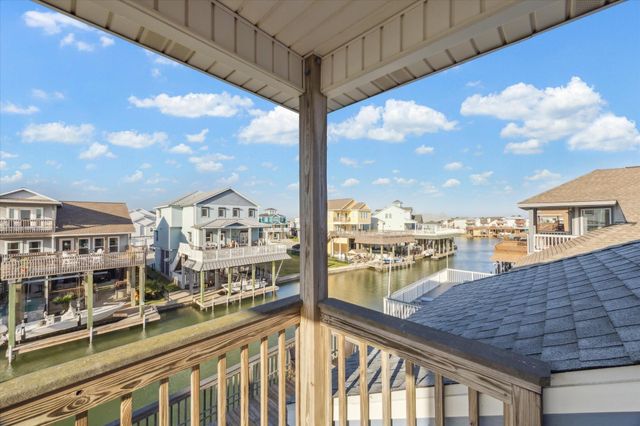 422 Windward Way, Tiki Island, TX 77554