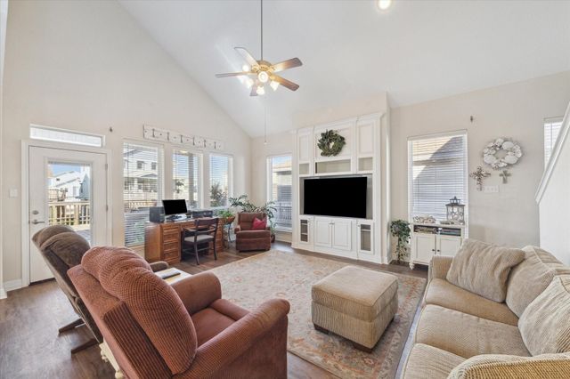 422 Windward Way, Tiki Island, TX 77554