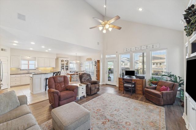 422 Windward Way, Tiki Island, TX 77554