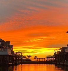 422 Windward Way, Tiki Island, TX 77554