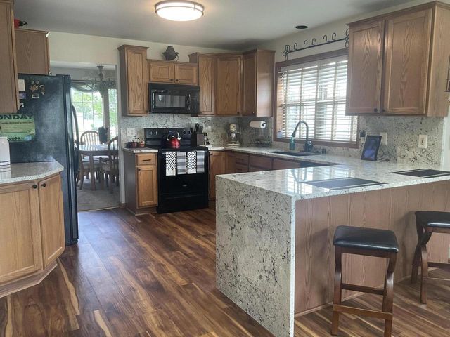 8791 S Clover CIRCLE, Oak Creek, WI 53154