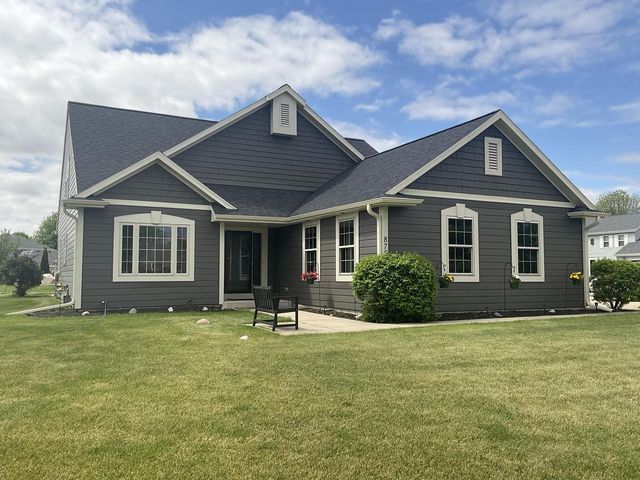 8791 S Clover CIRCLE, Oak Creek, WI 53154