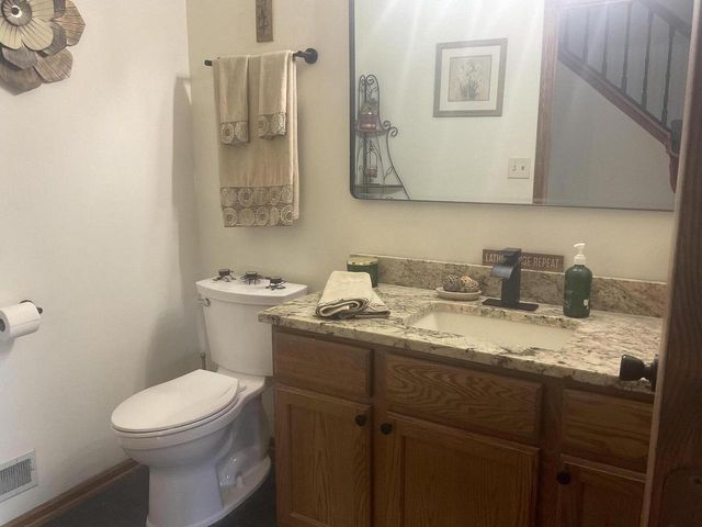 8791 S Clover CIRCLE, Oak Creek, WI 53154
