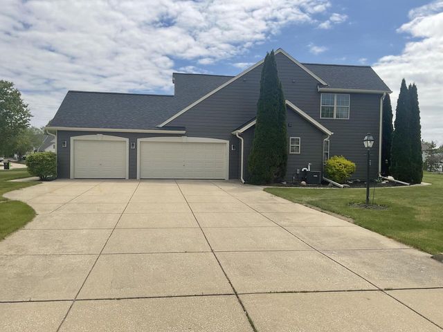 8791 S Clover CIRCLE, Oak Creek, WI 53154