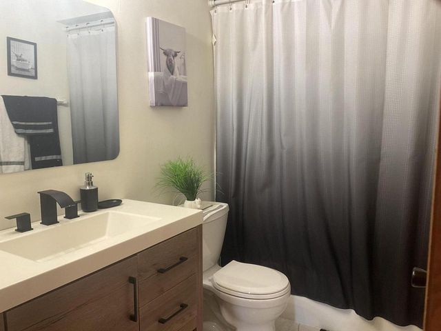 8791 S Clover CIRCLE, Oak Creek, WI 53154