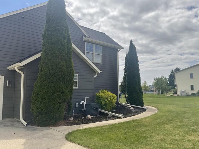 8791 S Clover CIRCLE, Oak Creek, WI 53154