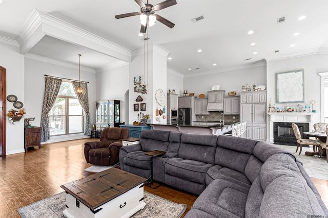 12351 Oak Brook Dr, Geismar, LA 70734