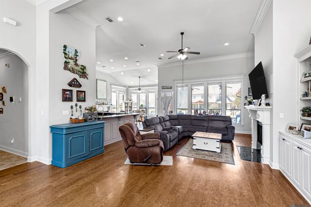 12351 Oak Brook Dr, Geismar, LA 70734